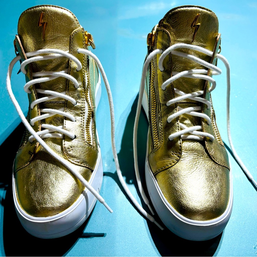 Mid-top lace-up sneakers in Gold leather with two side zips and rubber sole.